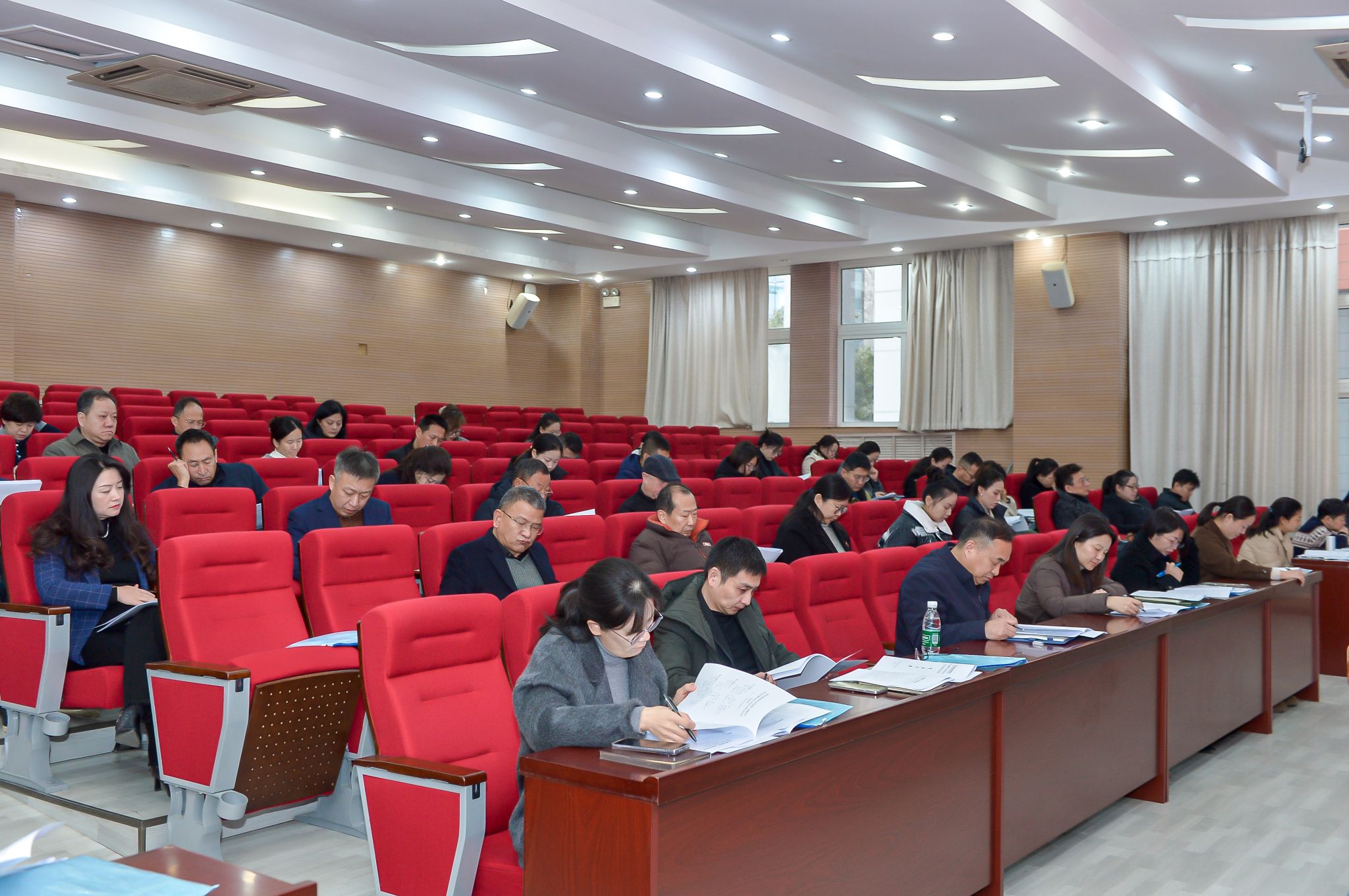 校领导班子全体成员出席会议