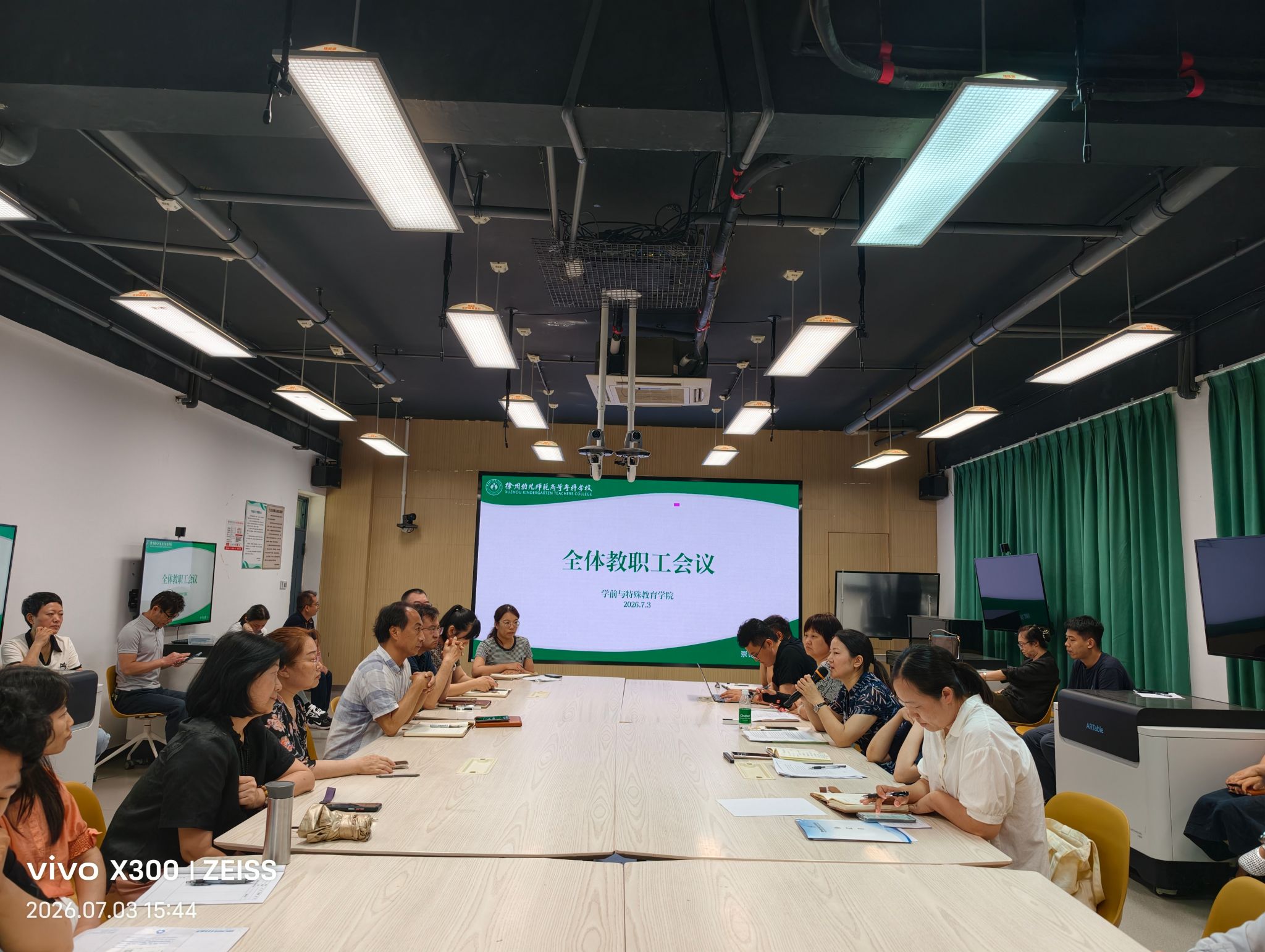 吸引了全国33所开设西藏...